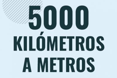 Profesor en pizarra explicando cuanto es 5000 kilometros en metros o como pasar de 5000 km a m