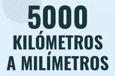 Profesor en pizarra explicando cuanto es 5000 kilometros en milimetros o como pasar de 5000 km a mm