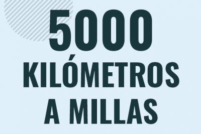 Profesor en pizarra explicando cuanto es 5000 kilometros en millas o como pasar de 5000 km a mi
