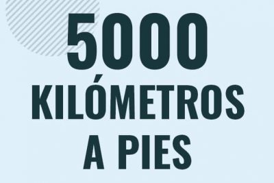 Profesor en pizarra explicando cuanto es 5000 kilometros en pies o como pasar de 5000 km a ft
