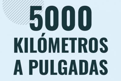 Profesor en pizarra explicando cuanto es 5000 kilometros en pulgadas o como pasar de 5000 km a in