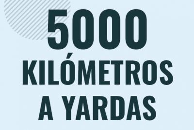 Profesor en pizarra explicando cuanto es 5000 kilometros en yardas o como pasar de 5000 km a yd