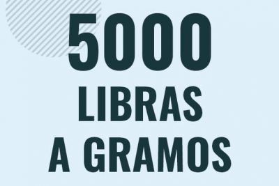 Profesor en pizarra explicando cuanto es 5000 libras en gramos o como pasar de 5000 lb a g
