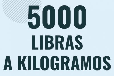 Profesor en pizarra explicando cuanto es 5000 libras en kilogramos o como pasar de 5000 lb a kg