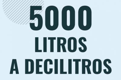 Profesor en pizarra explicando cuanto es 5000 litros en decilitros o como pasar de 5000 l a dl