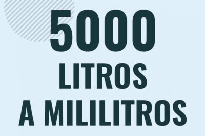 Profesor en pizarra explicando cuanto es 5000 litros en mililitros o como pasar de 5000 l a ml