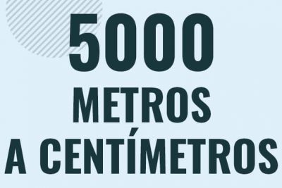 Profesor en pizarra explicando cuanto es 5000 metros en centimetros o como pasar de 5000 m a cm