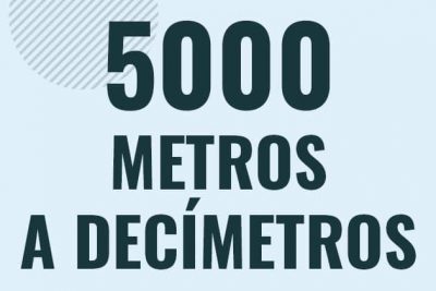 Profesor en pizarra explicando cuanto es 5000 metros en decimetros o como pasar de 5000 m a dm