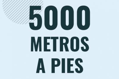 Profesor en pizarra explicando cuanto es 5000 metros en pies o como pasar de 5000 m a ft