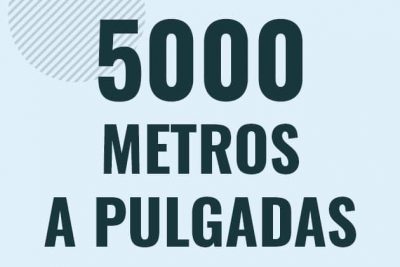 Profesor en pizarra explicando cuanto es 5000 metros en pulgadas o como pasar de 5000 m a in