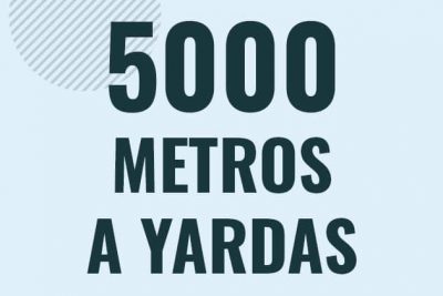 Profesor en pizarra explicando cuanto es 5000 metros en yardas o como pasar de 5000 m a yd