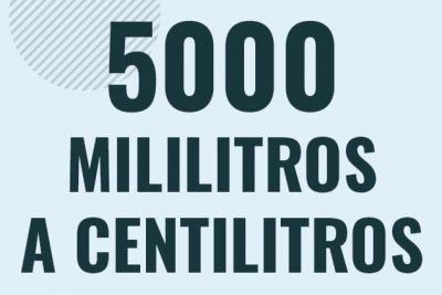 Profesor en pizarra explicando cuanto es 5000 mililitros en centilitros o como pasar de 5000 ml a cl