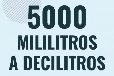 Profesor en pizarra explicando cuanto es 5000 mililitros en decilitros o como pasar de 5000 ml a dl