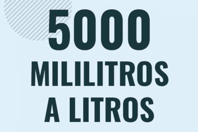 Profesor en pizarra explicando cuanto es 5000 mililitros en litros o como pasar de 5000 ml a l