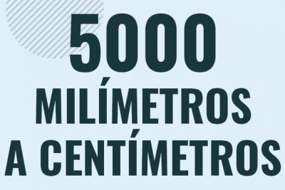 Profesor en pizarra explicando cuanto es 5000 milimetros en centimetros o como pasar de 5000 mm a cm