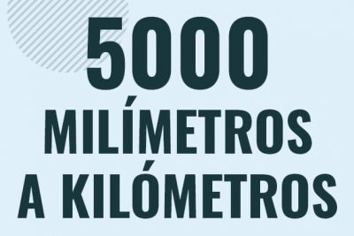 Profesor en pizarra explicando cuanto es 5000 milimetros en kilometros o como pasar de 5000 mm a km