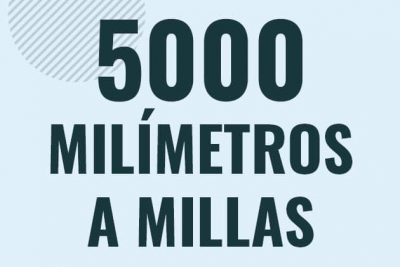 Profesor en pizarra explicando cuanto es 5000 milimetros en millas o como pasar de 5000 mm a mi