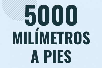 Profesor en pizarra explicando cuanto es 5000 milimetros en pies o como pasar de 5000 mm a ft