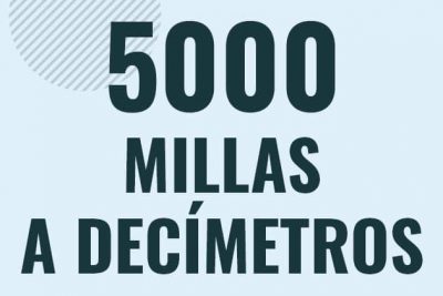 Profesor en pizarra explicando cuanto es 5000 millas en decimetros o como pasar de 5000 mi a dm