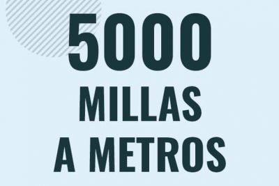 Profesor en pizarra explicando cuanto es 5000 millas en metros o como pasar de 5000 mi a m