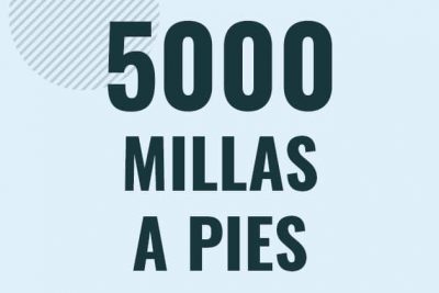 Profesor en pizarra explicando cuanto es 5000 millas en pies o como pasar de 5000 mi a ft