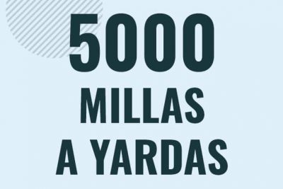 Profesor en pizarra explicando cuanto es 5000 millas en yardas o como pasar de 5000 mi a yd