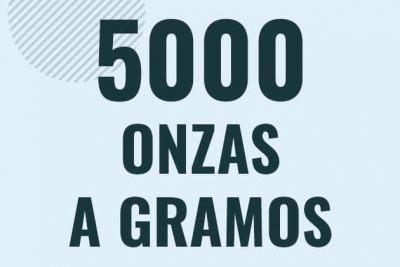 Profesor en pizarra explicando cuanto es 5000 onzas en gramos o como pasar de 5000 oz a g