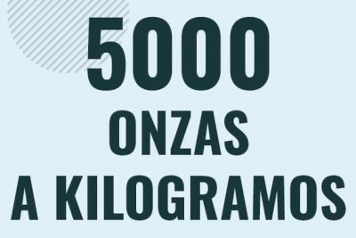 Profesor en pizarra explicando cuanto es 5000 onzas en kilogramos o como pasar de 5000 oz a kg
