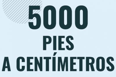 Profesor en pizarra explicando cuanto es 5000 pies en centimetros o como pasar de 5000 ft a cm