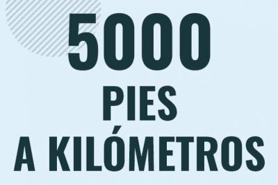 Profesor en pizarra explicando cuanto es 5000 pies en kilometros o como pasar de 5000 ft a km