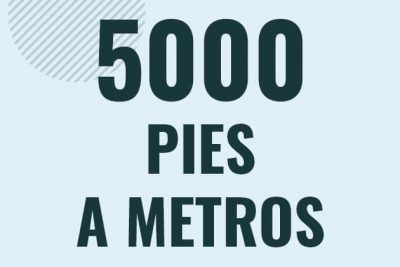 Profesor en pizarra explicando cuanto es 5000 pies en metros o como pasar de 5000 ft a m