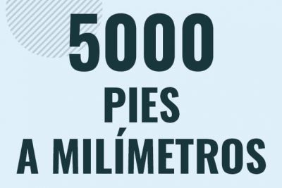 Profesor en pizarra explicando cuanto es 5000 pies en milimetros o como pasar de 5000 ft a mm