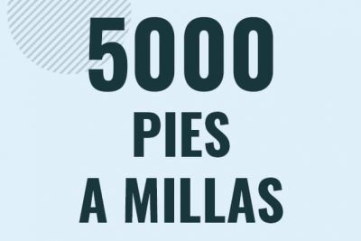 Profesor en pizarra explicando cuanto es 5000 pies en millas o como pasar de 5000 ft a mi