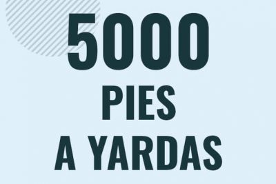 Profesor en pizarra explicando cuanto es 5000 pies en yardas o como pasar de 5000 ft a yd