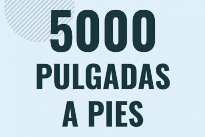 Profesor en pizarra explicando cuanto es 5000 pulgadas en pies o como pasar de 5000 in a ft