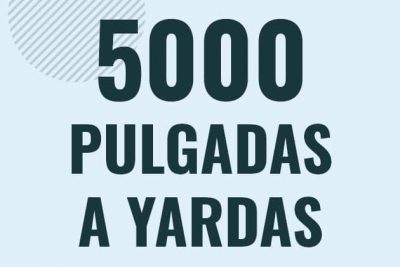 Profesor en pizarra explicando cuanto es 5000 pulgadas en yardas o como pasar de 5000 in a yd