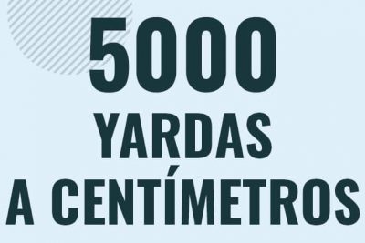 Profesor en pizarra explicando cuanto es 5000 yardas en centimetros o como pasar de 5000 yd a cm