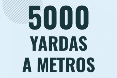 Profesor en pizarra explicando cuanto es 5000 yardas en metros o como pasar de 5000 yd a m