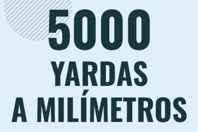 Profesor en pizarra explicando cuanto es 5000 yardas en milimetros o como pasar de 5000 yd a mm
