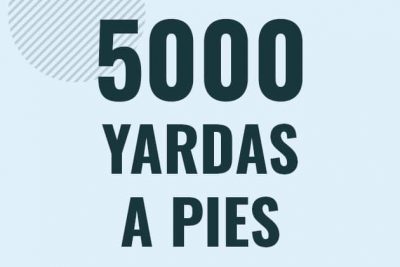 Profesor en pizarra explicando cuanto es 5000 yardas en pies o como pasar de 5000 yd a ft