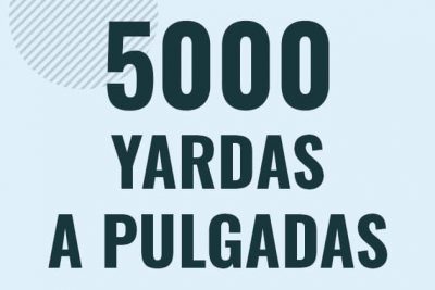 Profesor en pizarra explicando cuanto es 5000 yardas en pulgadas o como pasar de 5000 yd a in