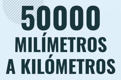 Profesor en pizarra explicando cuanto es 50000 milimetros en kilometros o como pasar de 50000 mm a km