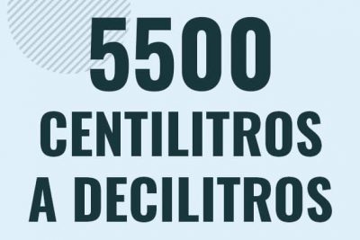 Profesor en pizarra explicando cuanto es 5500 centilitros en decilitros o como pasar de 5500 cl a dl