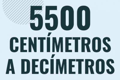 Profesor en pizarra explicando cuanto es 5500 centimetros en decimetros o como pasar de 5500 cm a dm