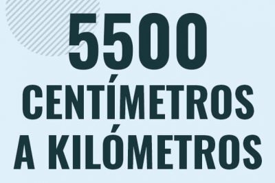 Profesor en pizarra explicando cuanto es 5500 centimetros en kilometros o como pasar de 5500 cm a km