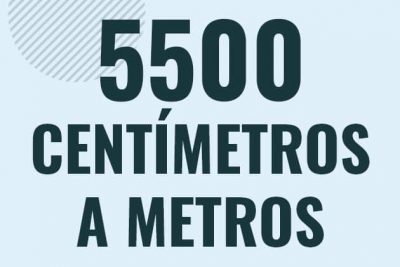 Profesor en pizarra explicando cuanto es 5500 centimetros en metros o como pasar de 5500 cm a m