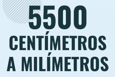 Profesor en pizarra explicando cuanto es 5500 centimetros en milimetros o como pasar de 5500 cm a mm