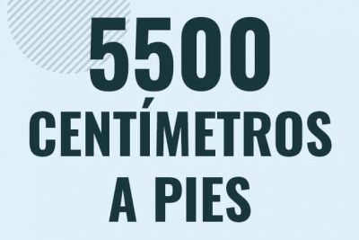 Profesor en pizarra explicando cuanto es 5500 centimetros en pies o como pasar de 5500 cm a ft
