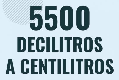 Profesor en pizarra explicando cuanto es 5500 decilitros en centilitros o como pasar de 5500 dl a cl