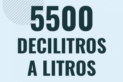 Profesor en pizarra explicando cuanto es 5500 decilitros en litros o como pasar de 5500 dl a l